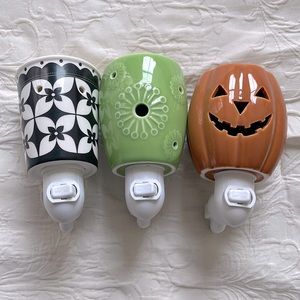 SCENTSY Retired Plug-in Bundle w/ bulbs